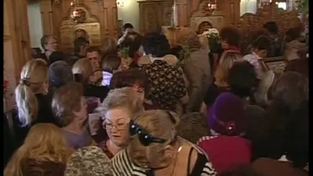 Zeci de enoriaşi din Constanţa s-au călcat în picioare ca să ia ramuri de salcie VIDEO