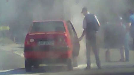 PANICĂ în Arad: O maşină a luat foc lângă o benzinărie VIDEO