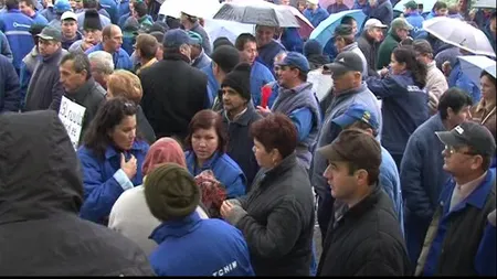 Sute de angajaţi ai Diviziei Petrochimice Bradu au protestat, nemulţumiţi de neplata salariilor