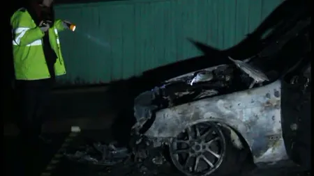 Maşina unui afacerist, incendiată în parcare, la Botoşani VIDEO