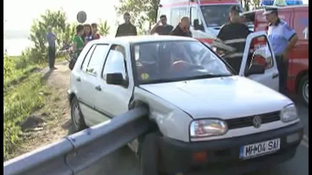 O fată din Mehedinţi, la spital, după ce maşina în care se afla s-a înfipt într-un parapet VIDEO