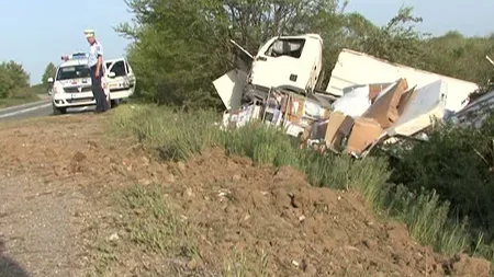 Sute de colete, împrăştiate pe o şosea din Mehedinţi. Şoferul unui camion a adormit la volan VIDEO