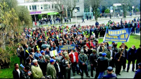 58 de salariaţi ai Uzinelor Sodice Govora sunt în greva foamei, restul în grevă generală