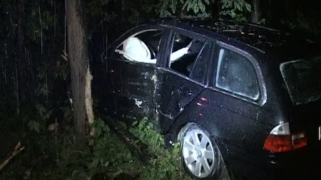 ACCIDENT SPECTACULOS în Gorj. Un şofer vitezoman a intrat cu maşina în copac VIDEO