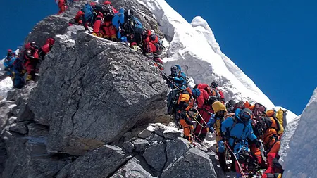 Coadă mare la urcarea pe Everest: Zeci de turişti se înghesuie pe cel mai înalt munte FOTO