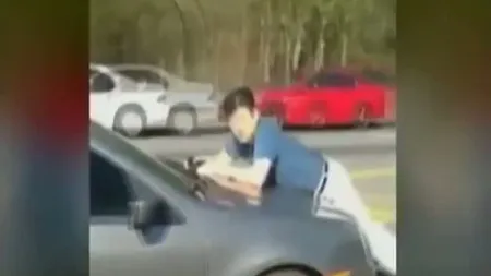 INCREDIBIL: O femeie a mers trei kilometri cu un bărbat pe capota maşinii VIDEO