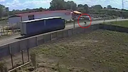 Biciclist spulberat de un TIR, pe o şosea din Constanţa VIDEO