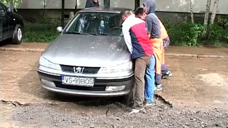Se întâmplă în România.Maşini ÎNGHIŢITE de asfalt, într-o parcare, după o lucrare de mântuială VIDEO