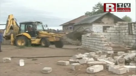 SCANDAL în Craiova. Casele romilor, construite ilegal, distruse cu buldozerele VIDEO