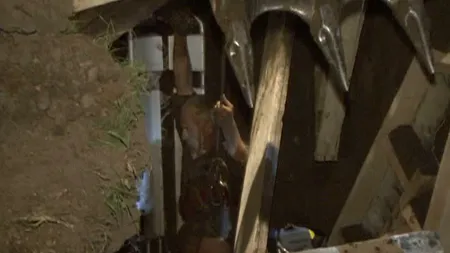 Un muncitor prins sub un mal de pământ a fost scos viu după mai bine de opt ore VIDEO
