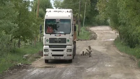 DOAR ÎN ROMÂNIA: Drum naţional neasfaltat de 40 de ani, cu gropi de doi metri VIDEO