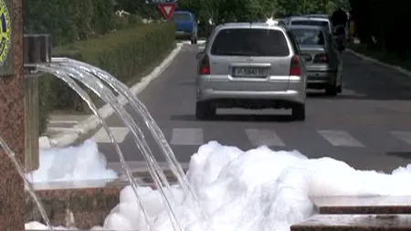 A turnat DETERGENT în fântâna arteziană din faţa primăriei pentru a se răzbuna pe primar VIDEO