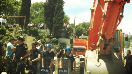 Manifestanţii turci s-au bătut cu poliţia pentru o construcţie ce va distruge 600 de copaci VIDEO