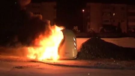 Tomberoane incendiate în Râmnicu Vâlcea. Flăcările au depăşit trei metri VIDEO