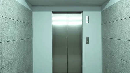 Un tânăr, la spital în stare gravă, după ce a căzut în gol în casa liftului