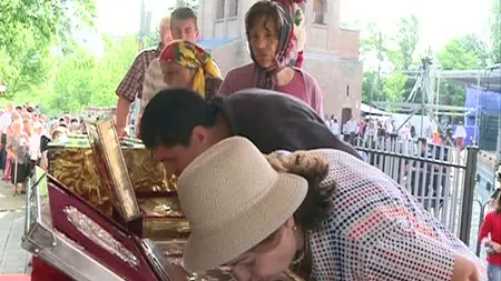 Mii de credincioşi s-au rugat la moaştele Sfinţilor Constantin şi Elena VIDEO