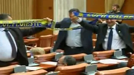 Deputaţi din Prahova au venit în Parlament cu fulare ale echipei Petrolul