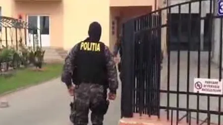 Primarul comunei Bradu, suspect de fraudă electorală. Mascaţii au închis primăria VIDEO