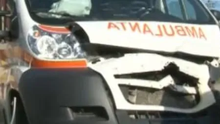 Accident cu maşina Salvării, la Sibiu. Un bărbat a fost rănit
