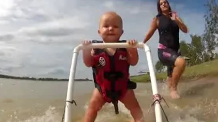 INCREDIBIL: Un bebeluş de câteva luni face SKI NAUTIC VIDEO