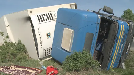 Patru morţi, după ce un TIR încărcat cu cherestea s-a răsturnat într-o curte, în Suceava