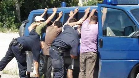 Cinci tineri, reţinuţi după ce au bătut cu bâte trei clienţi ai unui bar din Suceava