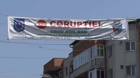 Campanie în Râmnicu Vâlcea: primarul arestat pentru corupţie pune bannere anticorupţie VIDEO