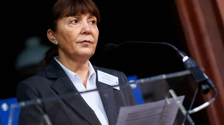 Monica Macovei vrea suspendarea lucrărilor Comisiei de revizuire a Constituţiei