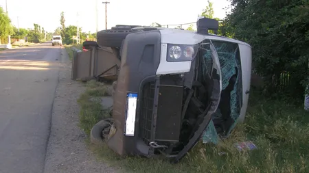 Accident cu un microbuz, la Buhuşi. Şapte persoane rănite, între care şi o gravidă VIDEO