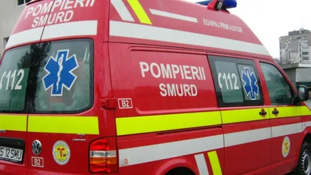 Accident între o autospecială SMURD şi un maxi-taxi. Două persoane au fost rănite