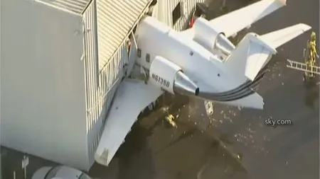 ACCIDENT INEDIT: Un avion a intrat într-un....hangar FOTO