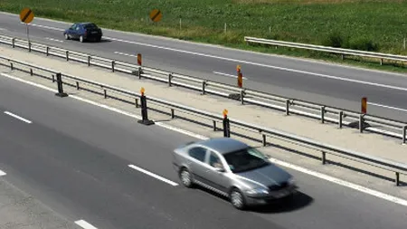 TERIBILISM fără margini pe autostradă. Dans ca în club pe capota unei maşini aflate în mers VIDEO