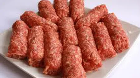 Sute de kilograme de carne de mici INFESTATĂ cu Salmonella, retrase din magazine