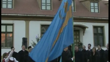 Drapel secuiesc de doi metri, arborat în centrul municipiului Sfântu Gheorghe