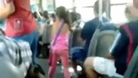 Fetiţa care a făcut oamenii să plângă: Un AUTOBUZ întreg a plătit să o ASCULTE pe copilă CÂNTÂND