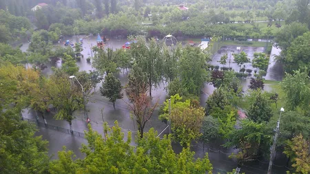 Inundaţii în CENTRUL CAPITALEI: Apă de jumătate de metru pe Bulevardul Tineretului FOTO