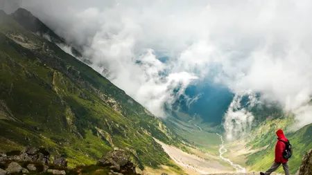 Turişti blocaţi pe un drum forestier spre Vârful Moldoveanu, din cauza unei alunecări de teren