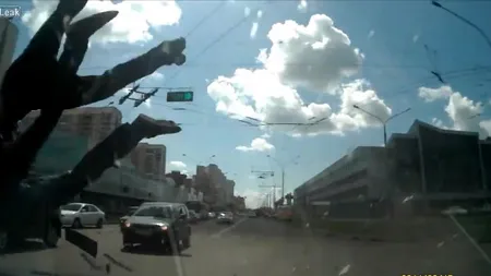 Accident şocant, Rusia. Doi motociclişti, loviţi în plin într-o intersecţie VIDEO