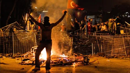 Manifestanţii îi reproşează premierului Erdogan că vrea să 