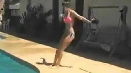 PROSTIA DOARE: Cum îşi rupe o blondă picioarele la piscină VIDEO