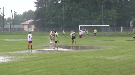 Piscina din mijlocul terenului. Celebrare amuzantă a unui gol, în Polonia VIDEO