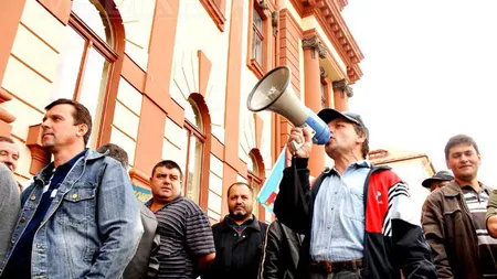 Angajaţii din Făgăraş şi Victoria au reluat protestele în faţa Prefecturii Braşov