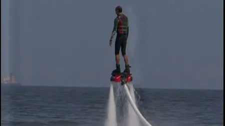 Radu Mazăre a încercat noua fiţă de pe litoral. S-a dat cu flyboard-ul VIDEO