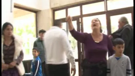 Scandal cu zeci de romi la o primărie din Mehedinţi VIDEO