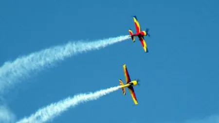 Acrobaţii aeriene cu avioane, planoare şi de paraşutism, în cadrul showului aviatic de la Clinceni