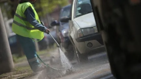 Operatorii de salubrizare din Capitală, obligaţi să spele carosabilul între orele 22.00 şi 6.00