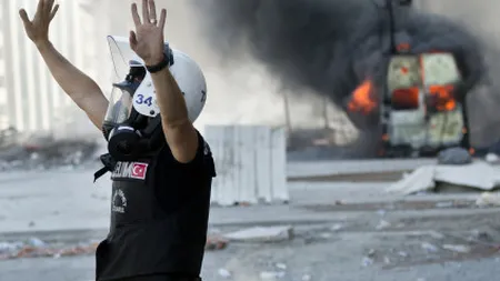 Foc în Piaţa Taksim: Protestatarii au răspuns cu petarde la tunuri cu apă şi gaze lacrimogene