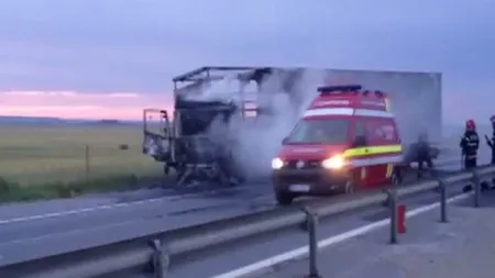 TIR, în flăcări pe Autostrada Bucureşti-Piteşti. Un şofer care a intervenit a fost rănit VIDEO