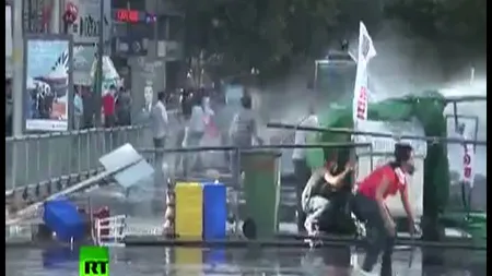 Tensiune MAXIMĂ în Turcia. Un protestatar a murit spulberat de o maşină, la Istanbul VIDEO