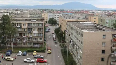 Un braşovean beat a CĂZUT de la etajul trei după ce a CONFUNDAT uşa de ieşire cu cea de la balcon